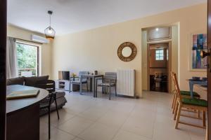 A seating area at Armonia Studios Avia 2