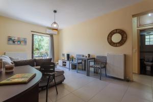 A seating area at Armonia Studios Avia 2