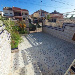 eine Terrasse mit Fliesenboden und einem Zaun in der Unterkunft Duplex familiar in Puerto de Mazarrón
