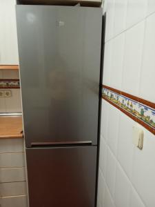 um frigorífico de aço inoxidável numa cozinha em PME Rooms em Madrid