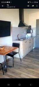 Casas Rurales Maribel - Complejo Moradas del Cerro 1 - Suites con Jacuzzi en Alcalá del Júcar的厨房或小厨房