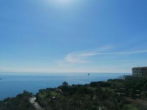 uma vista para o oceano a partir de uma colina em Casa Dalila em Vietri