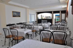 Un restaurante o sitio para comer en Belye Parusa Guest House