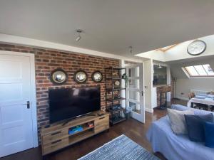 En TV eller et underholdningssystem på The Loft - Remarkable 2-Bed Anstruther Apartment