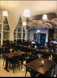 Restoran atau tempat lain untuk makan di Estudio Confort West Flat com ótima localização.