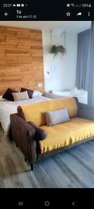 Casas Rurales Maribel - Complejo Moradas del Cerro 1 - Suites con Jacuzzi en Alcalá del Júcar客房内的一张或多张床位