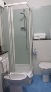 un bagno con doccia e WC di Hotel Residence Le Terrazze a Portovenere Altre 10 foto