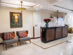un soggiorno con due sedie e un tavolo di Jaya Machu Picchu Boutique Hotel a Machu Picchu