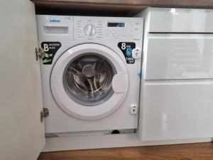 een witte wasmachine naast een wasmachine bij Aujada playa in Cádiz