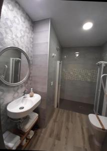 Casas Rurales Maribel - Complejo Moradas del Cerro 1 - Suites con Jacuzzi en Alcalá del Júcar的一间浴室