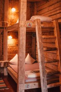 un par de literas en una cabaña de madera en Sunny Nights Homestead Historic House, en Gataučiai