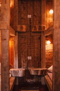 un bagno con due lavandini in una parete di legno di Sunny Nights Homestead Historic House a Gataučiai