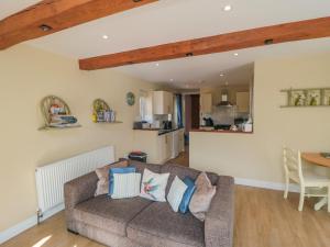 a living room with a couch and a kitchen at Erica's 'eaven in Gillamoor