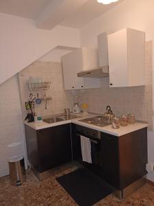 uma cozinha com armários a preto e branco e um lavatório em A&C Talenti Diamond em Roma