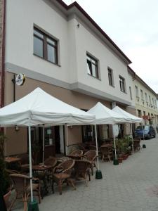 Reštaurácia alebo iné gastronomické zariadenie v ubytovaní Apartmány na Bašte