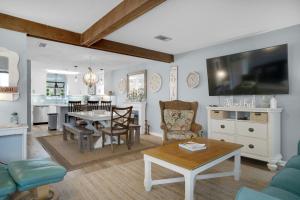 Misty Cove 109 في ديستين: غرفة معيشة مع طاولة وغرفة طعام