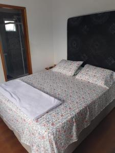Un pat sau paturi într-o cameră la Chalé da Zuleide