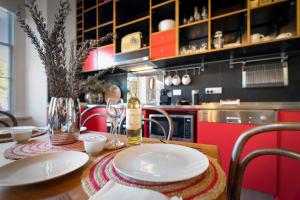einen Tisch mit Tellern und Weingläsern in der Küche in der Unterkunft 55 Davey Townhouse 1, Salamanca on your doorstep in Hobart