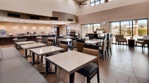 ห้องอาหารหรือที่รับประทานอาหารของ Best Western Plus Las Vegas South Henderson