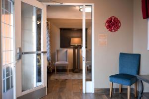 a hallway with a table and two chairs in a room at Sonesta Simply Suites Clearwater St Petersburg in Clearwater
