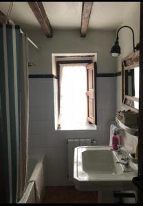 baño con lavabo y ventana en La Saleta en Bejes