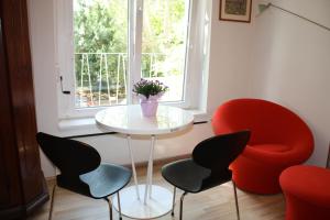 - une table et des chaises dans une chambre avec fenêtre dans l'établissement GoVienna - Charming Studio, à Vienne