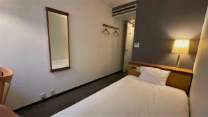 Postel nebo postele na pokoji v ubytování Ueno Terminal Hotel