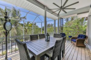 une salle à manger avec une table et des chaises sur une terrasse dans l'établissement Secret Harbor, à Sanibel