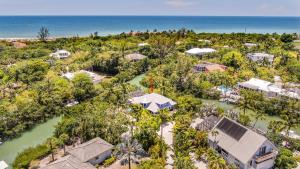 une vue aérienne d'un complexe hôtelier avec l'océan dans l'établissement Secret Harbor, à Sanibel