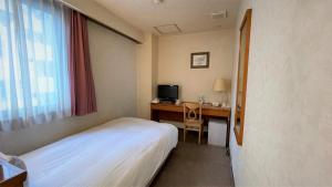 Postel nebo postele na pokoji v ubytování Ueno Terminal Hotel