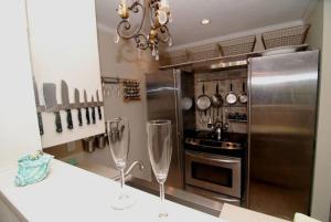una cocina con 2 copas de vino en una barra en Captains Walk D2, en Sanibel