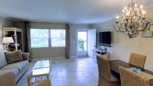 una sala de estar con un sofá y una mesa en Captains Walk D2, en Sanibel