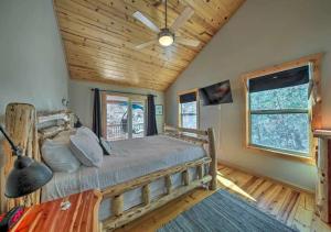 una camera con letto e ventilatore a soffitto di Amazing Creek View Cabin w/ Hot Tub, Firepit & Pool Table a Ellijay