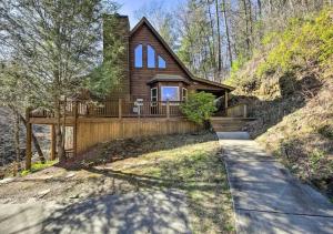 Gallery image of Amazing Creek View Cabin w/ Hot Tub, Firepit & Pool Table in Ellijay