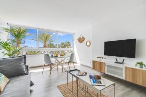 Televízia a/alebo spoločenská miestnosť v ubytovaní Home2Book Sunny Beach Maspalomas Playa del Inglés