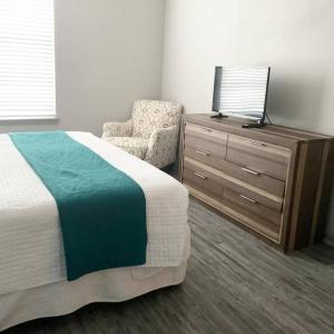 Katil atau katil-katil dalam bilik di An Amazing 2 bedroom 2 full Bath Apartment Unit with Desk and Rental Car Available