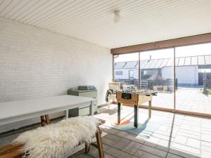 Nørre Vorupørにある10 person holiday home in Thistedのリビングルーム(テーブル、大きな窓付)