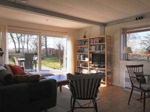 - un salon avec un canapé, une table et des chaises dans l'établissement Holiday home Jægerspris XLI, à Jægerspris
