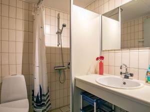 Koupelna v ubytování Holiday home Rudkøbing XVII + 37 fotografií