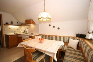 eine Küche und ein Esszimmer mit einem Tisch und Stühlen in der Unterkunft Haus Meissnitzer in Haus im Ennstal