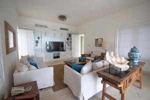 Posezení v ubytování La Guappa - ocean front luxury villa in exclusive Punta Cana golf and beach resort