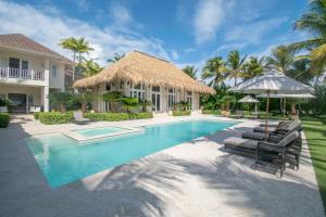 Bazén v ubytování La Guappa - ocean front luxury villa in exclusive Punta Cana golf and beach resort nebo v jeho okolí