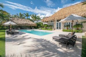 Bazén v ubytování La Guappa - ocean front luxury villa in exclusive Punta Cana golf and beach resort nebo v jeho okolí