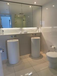 4 Bedroom Huge Sub Penthouse Oracle Level 31 Magnif VIEWS 260m2 Family Skyhome Sleeps 8 Adults and 2 Children, Sofa Bed Portacot, High Chair Central to Everything Resort Skyhome 5 STAR Luxury的一间浴室