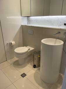 4 Bedroom Huge Sub Penthouse Oracle Level 31 Magnif VIEWS 260m2 Family Skyhome Sleeps 8 Adults and 2 Children, Sofa Bed Portacot, High Chair Central to Everything Resort Skyhome 5 STAR Luxury的一间浴室