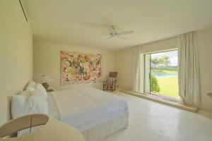 Säng eller sängar i ett rum på Unique golf front villa with modern design in exclusive beach resort