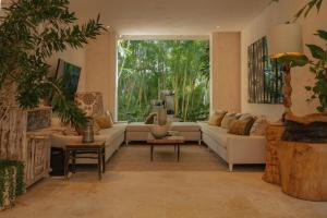 salon z kanapami i dużym oknem w obiekcie Unique lake-front 10-bedroom mansion in most luxurious resort of the caribbean w Punta Cana
