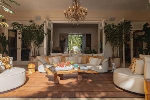 Sala de estar con sofás blancos y mesa de centro en Unique lake-front 10-bedroom mansion in most luxurious resort of the caribbean, en Punta Cana
