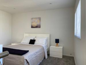 Postel nebo postele na pokoji v ubytování 4 bedroom home fully furnished in Papakura, Auckland