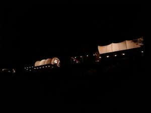 uma vista noturna de um edifício no escuro em Zion View Camping em Hildale